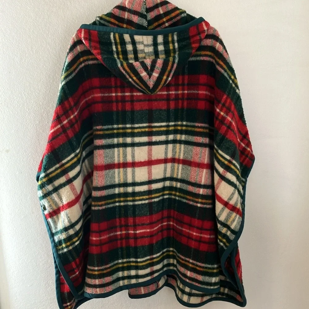 Vintage Clearbrook Virginia Wool (?) Cape Plaid Green Yellow Red pockets poncho - Picture 4 of 4